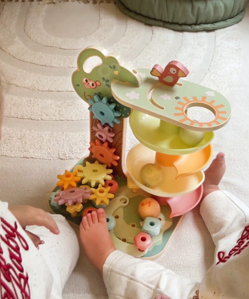 Ohutute värvidega tegevuspuu lastele