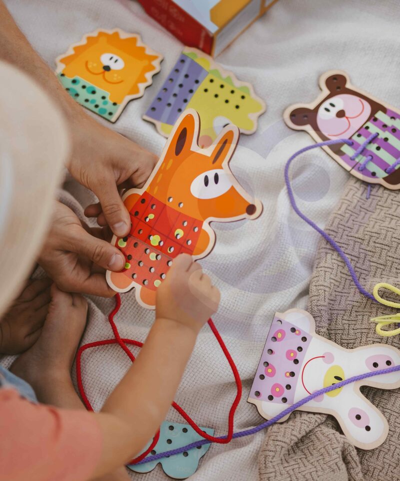 Hariv puidust nöörimismäng komplekt