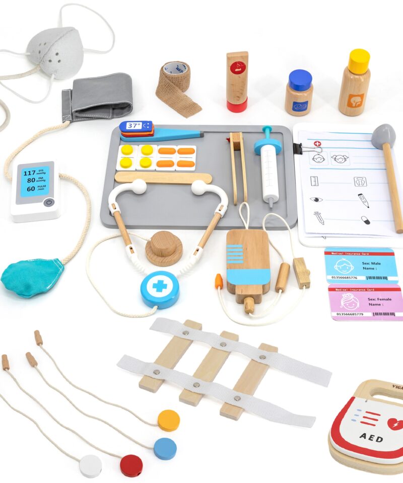 Puidust kiirabiauto ja tarvikud