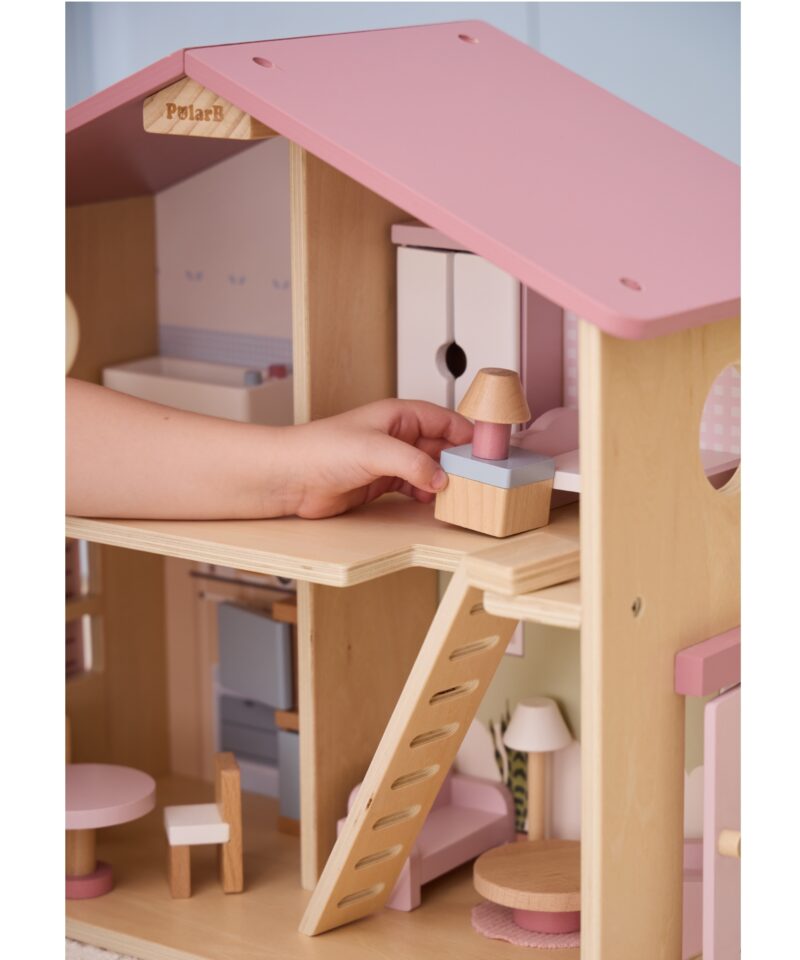 Kaks korrust ühendavate treppidega nukumaja