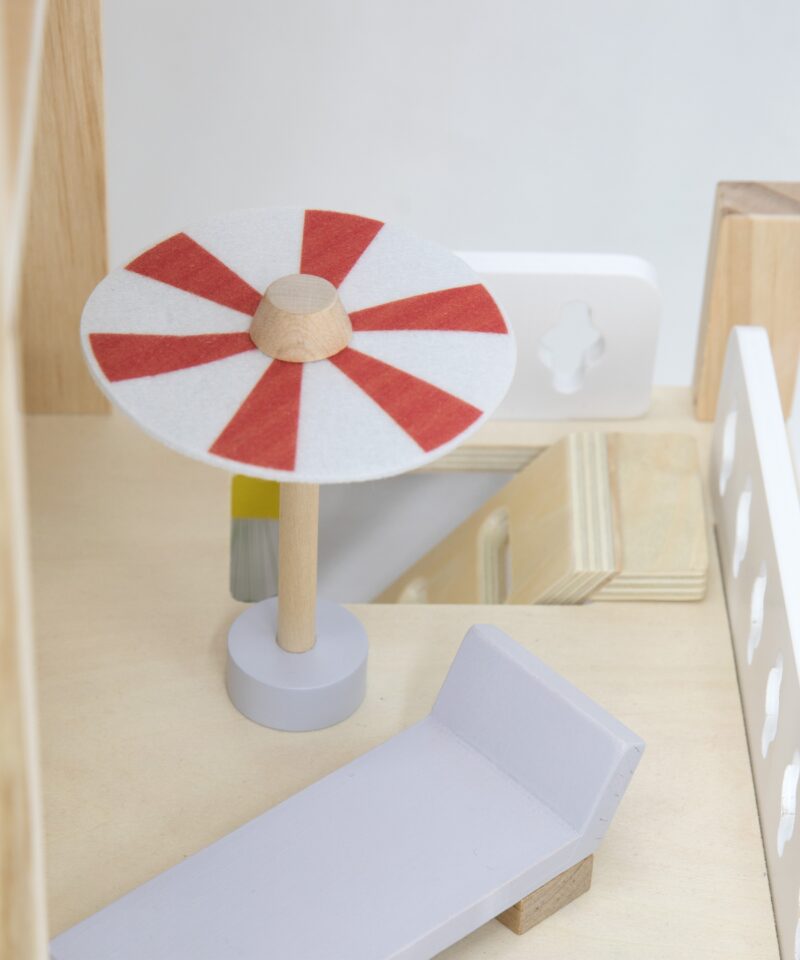 Lastele mõeldud puidust nukumaja