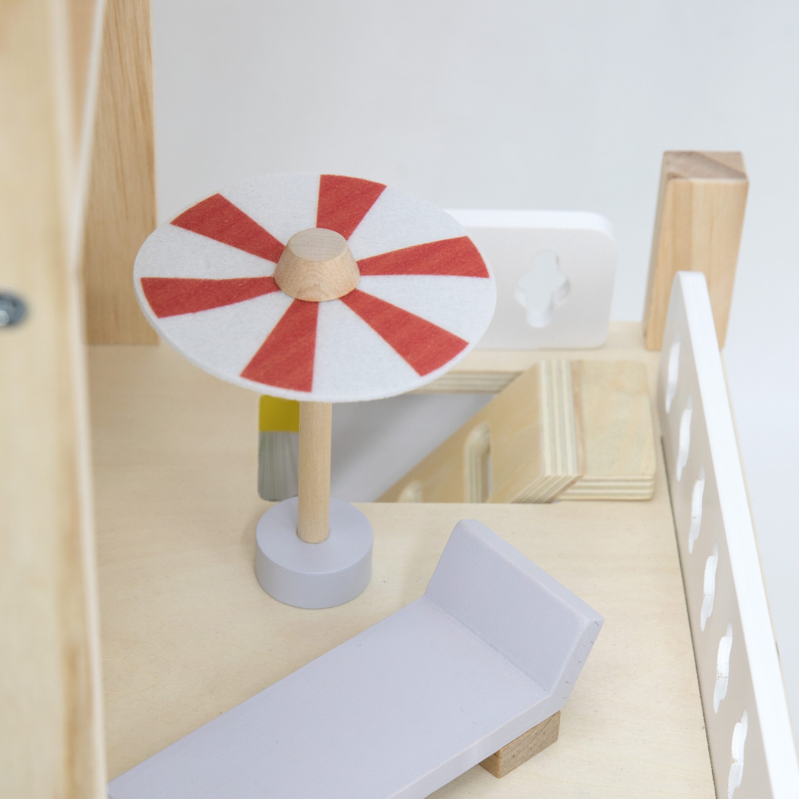 Lastele mõeldud puidust nukumaja