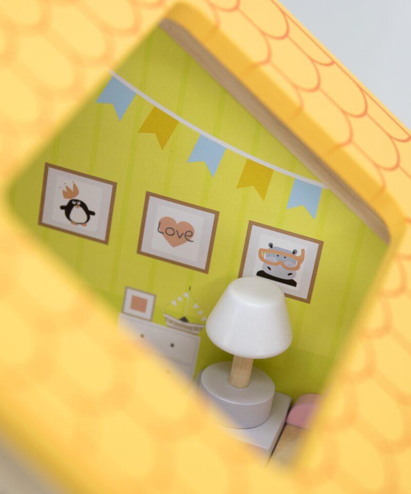 Kolmekorruseline nukumaja lastele