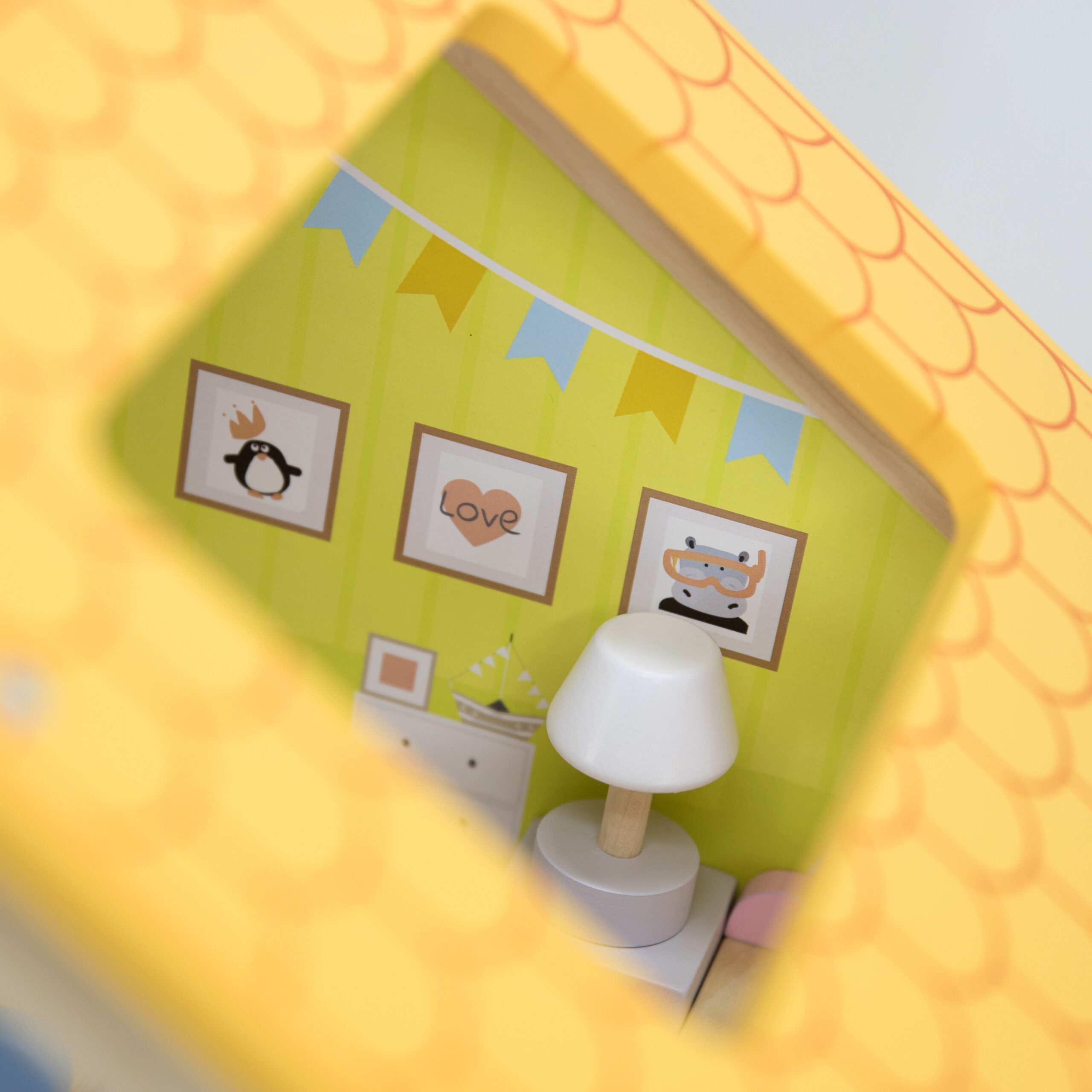 Kolmekorruseline nukumaja lastele