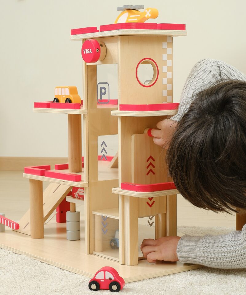 Kolmetasandiline puidust parkimiskeskus