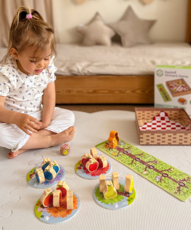 Lapsed mängimas viljaaia lauamängu