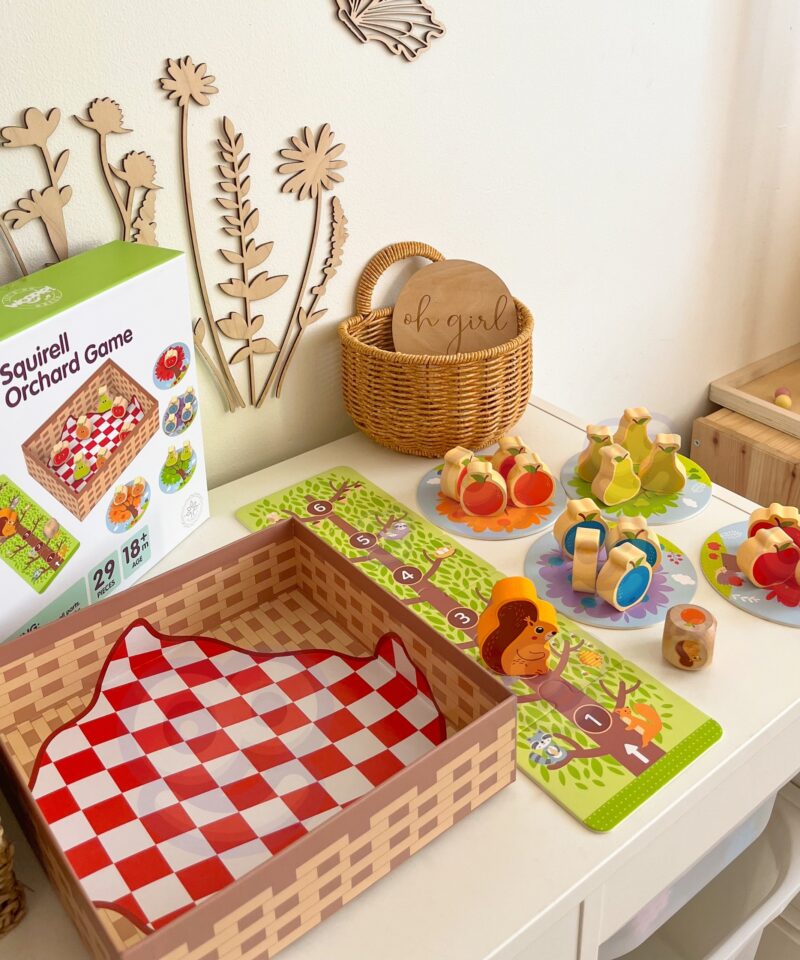 Värvilised viljad puidust mängus