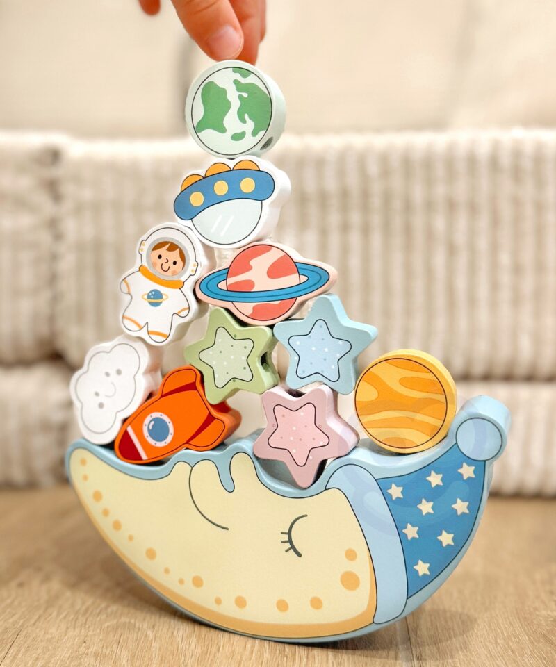 Lapsed mängimas kosmose teemalist mängu