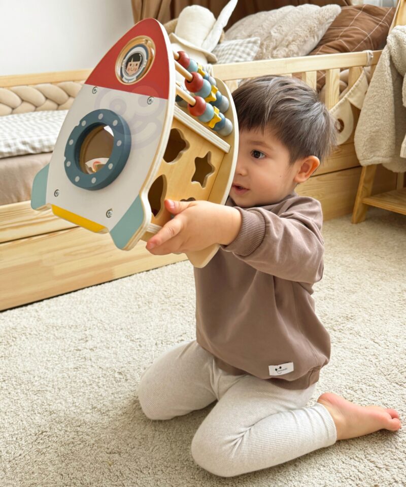 Lapsed mängivad kosmose raketiga