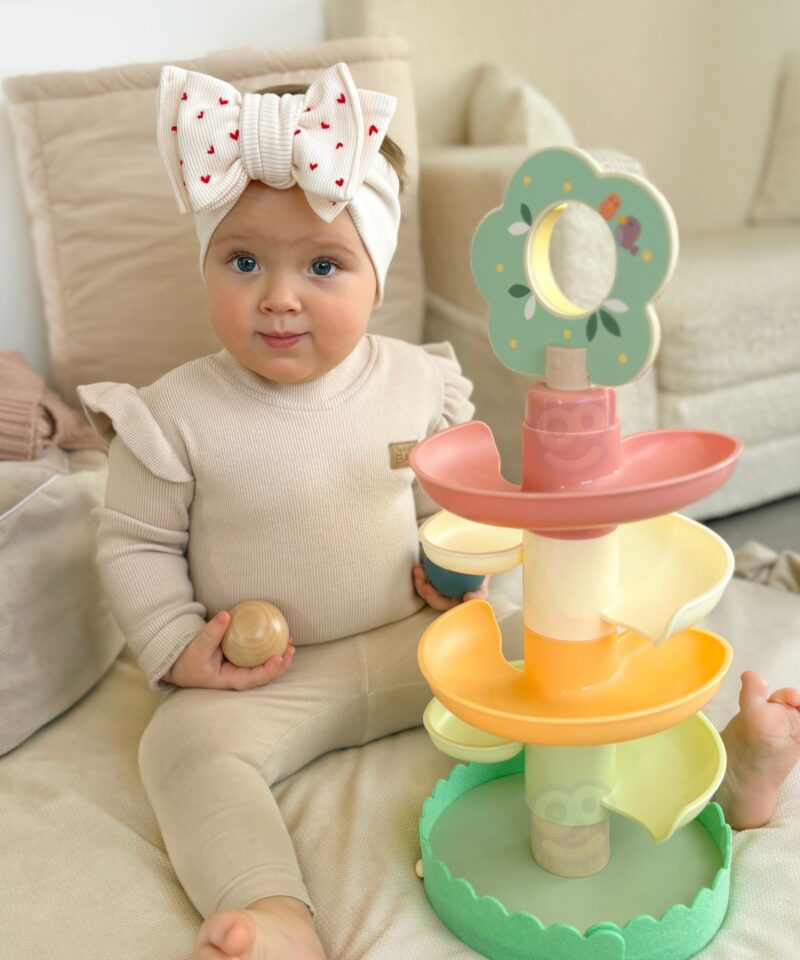 Värviline puidust torn lastele