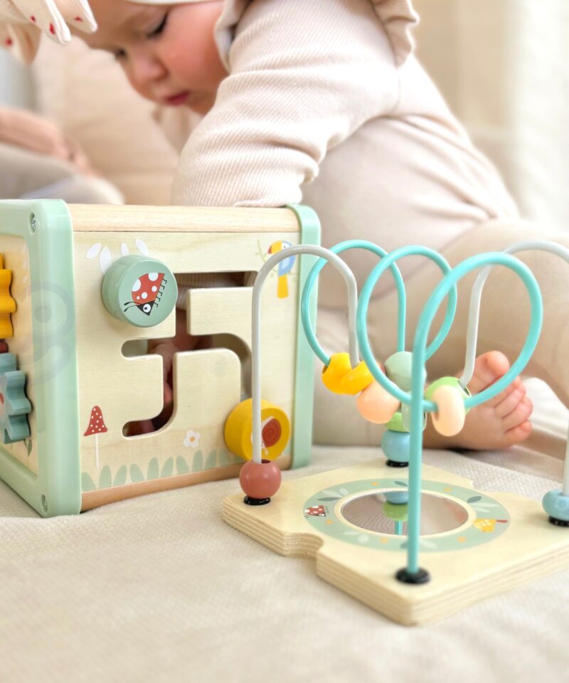 Puidust kast erinevate mänguvõimalustega