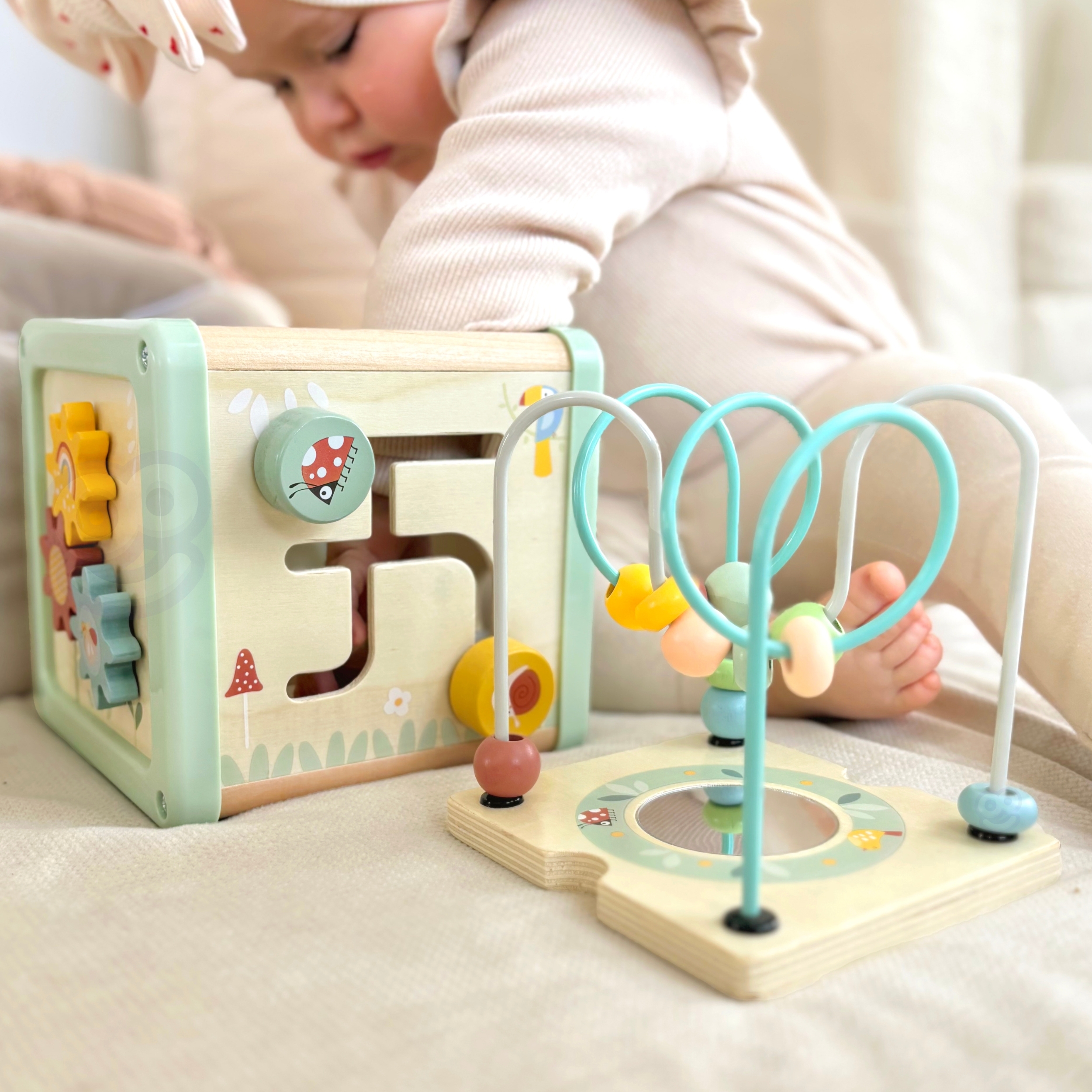 Puidust kast erinevate mänguvõimalustega