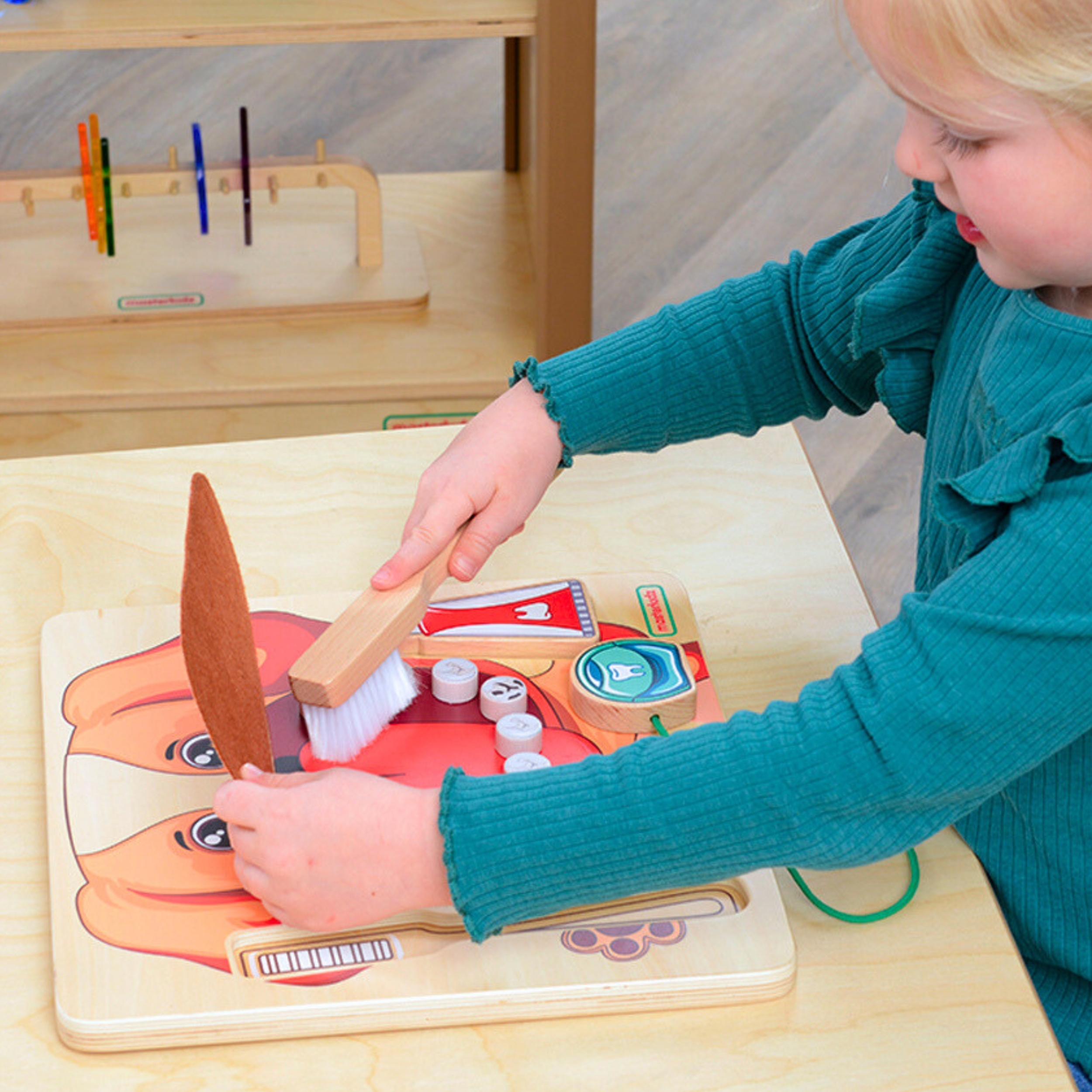 Koera suu avaneb, paljastades 10 hammast