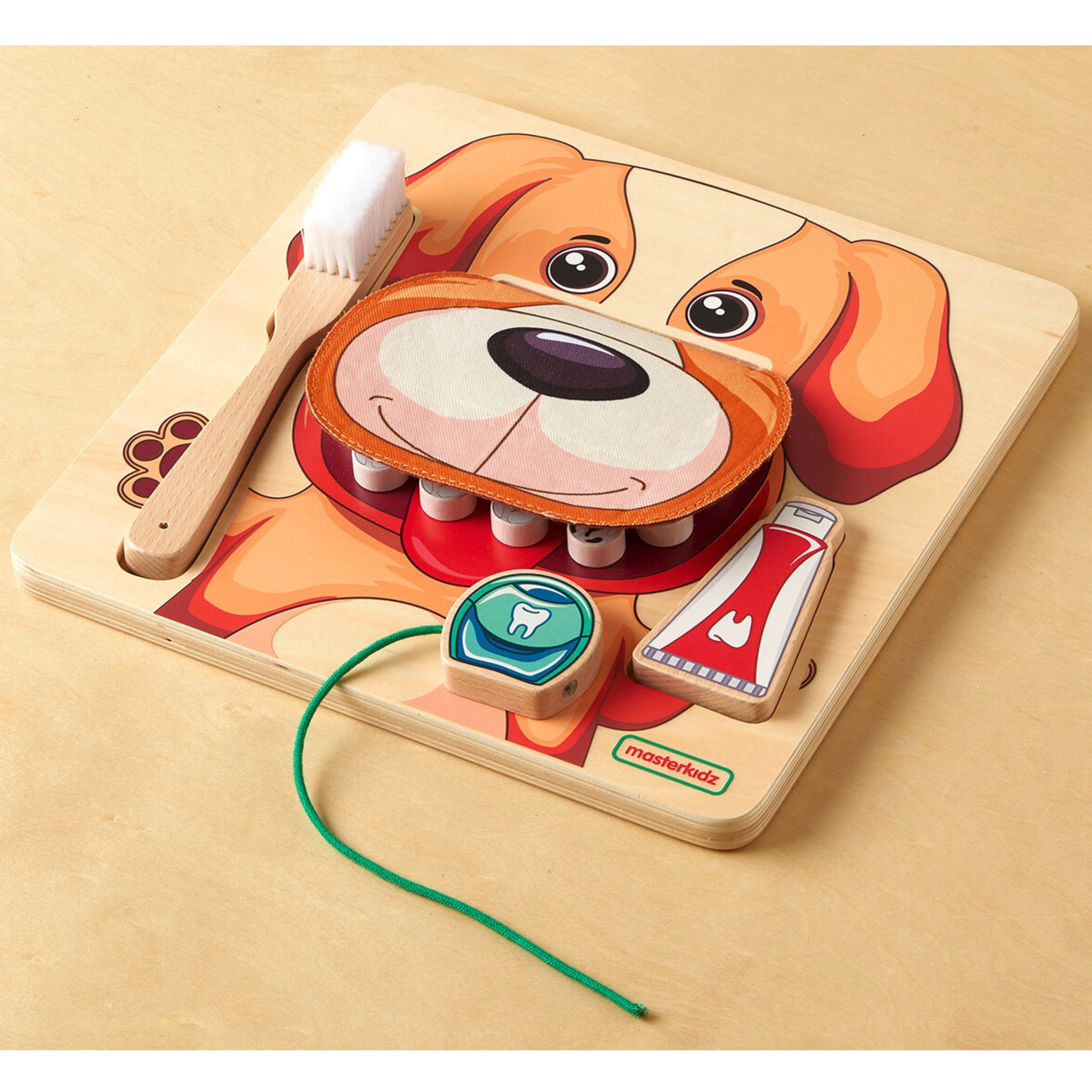 Komplektis on hambahari, pasta ja hambaniit