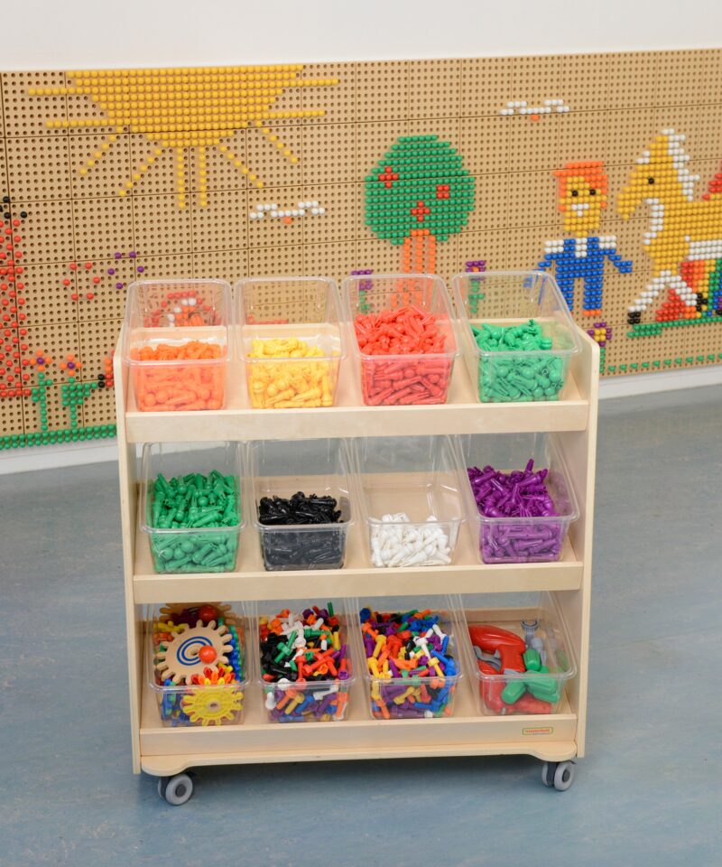 Lukustatavate ratastega riiul lastele