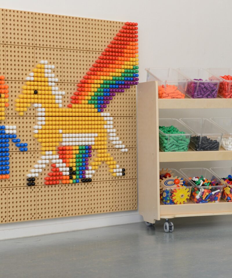 Lukustatavate ratastega riiul lastele