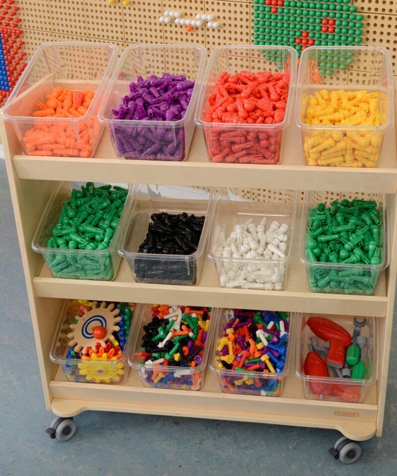 Lukustatavate ratastega riiul lastele