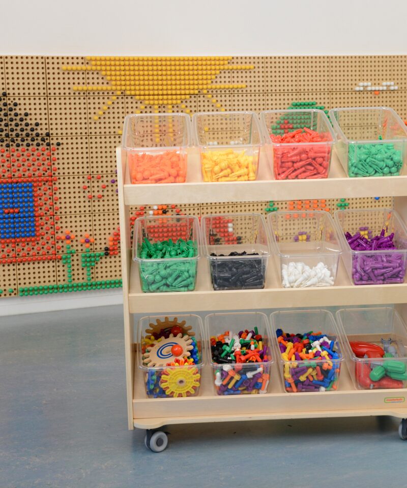 Lukustatavate ratastega riiul lastele