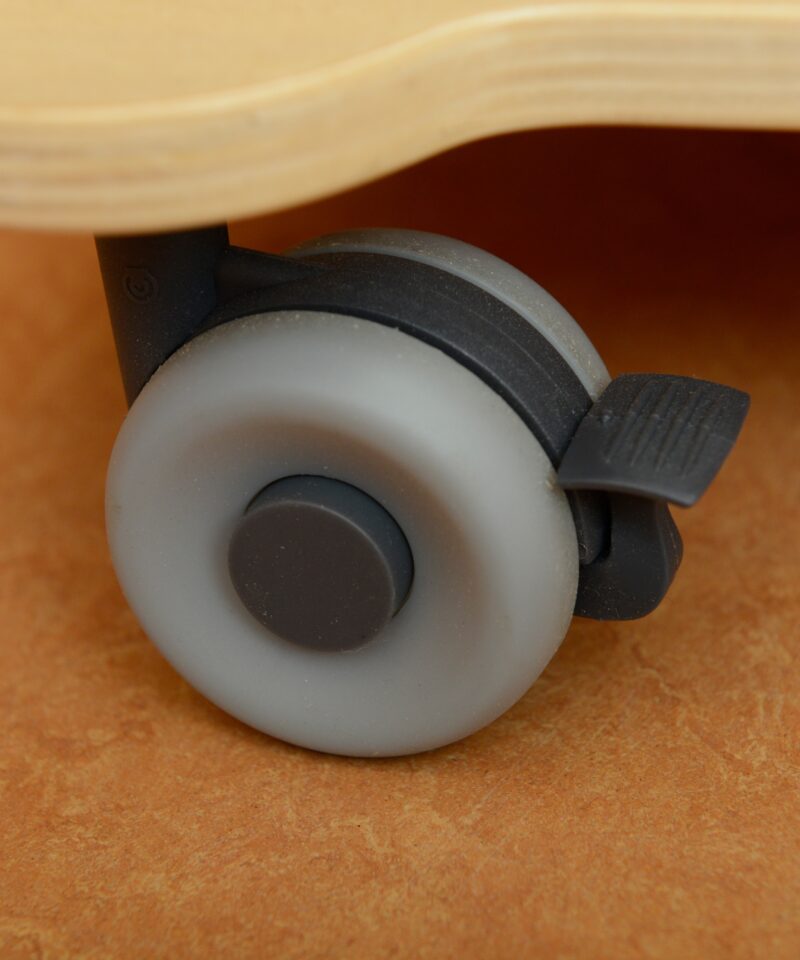 Lukustatavate ratastega riiul lastele