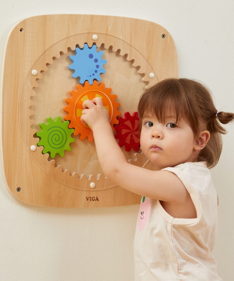 Värvilised hammasrattad seinal