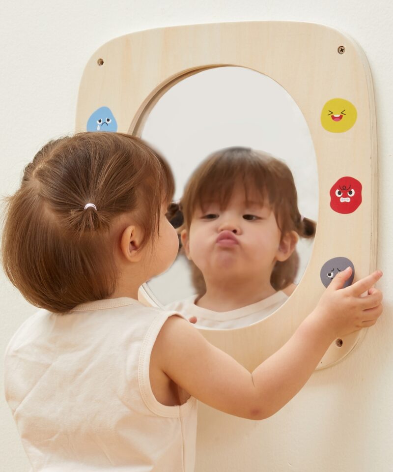 Tahvel peegli ja emotsioonidega