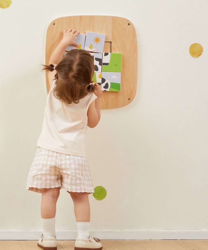 Seinapaneel lastele värviliste kuulidega