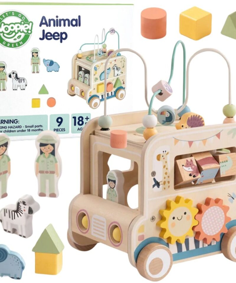 Mitmekülgne puidust aktiivsuskuubik laual