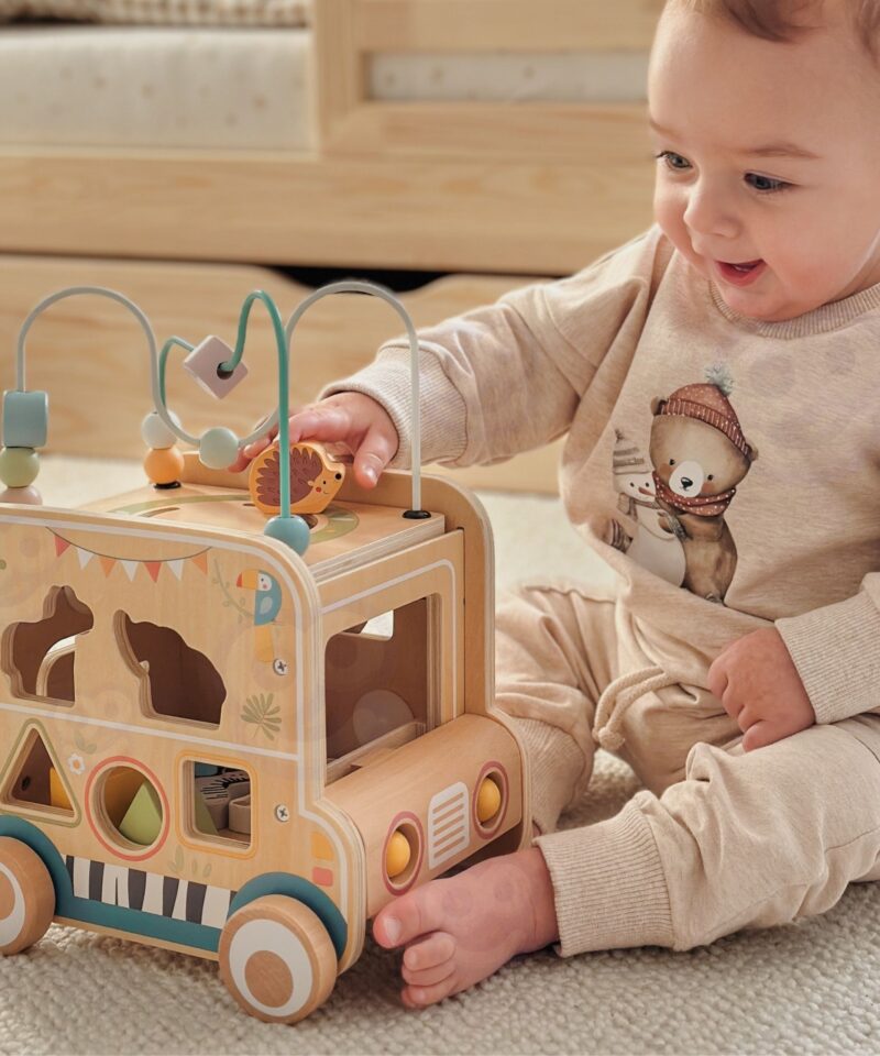 Laps mängib puidust aktiivsuskuubikuga