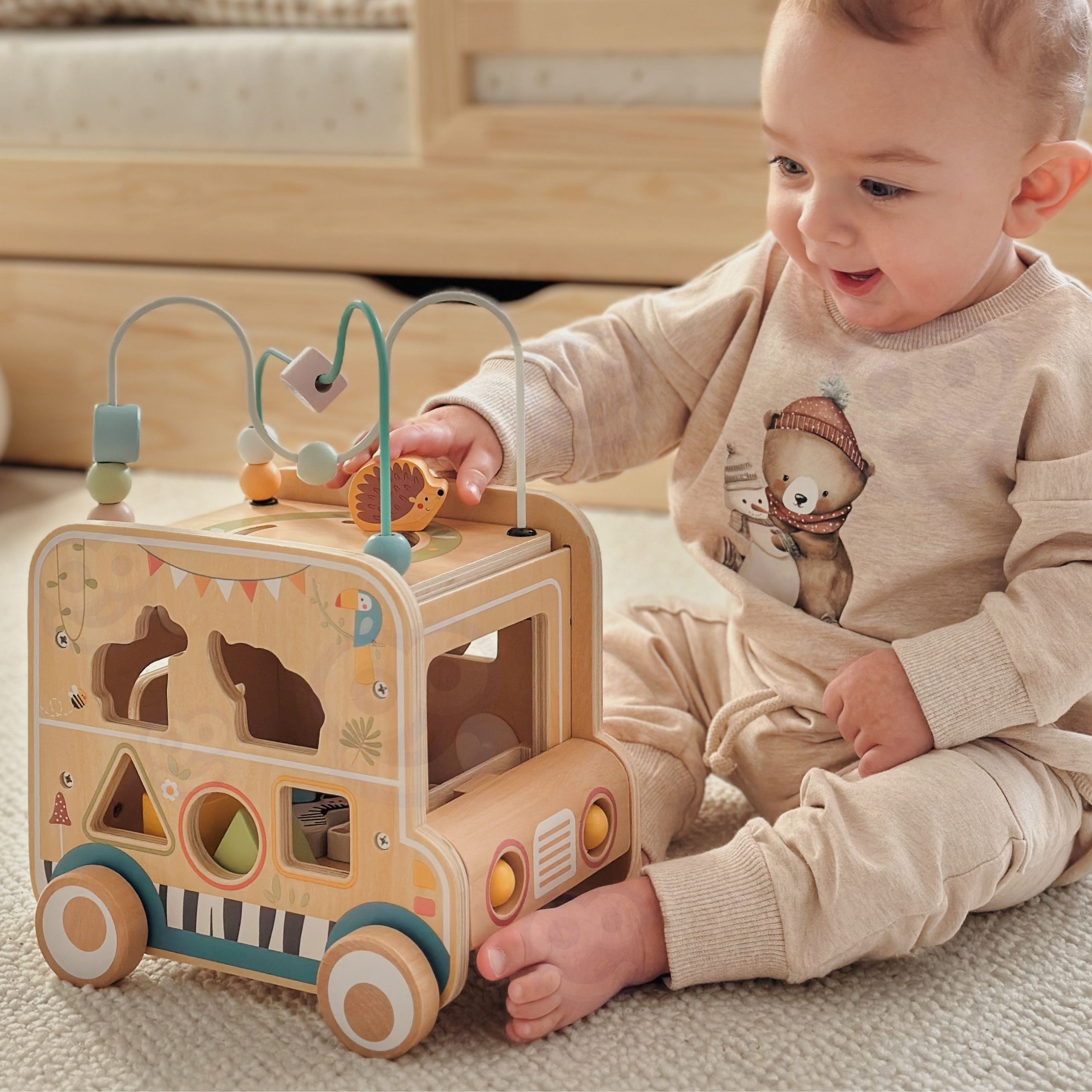 Laps mängib puidust aktiivsuskuubikuga