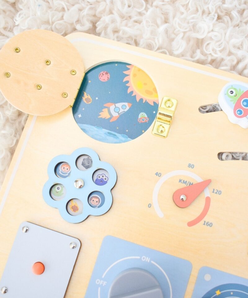 Lastele mõeldud kosmosetahvel puidust