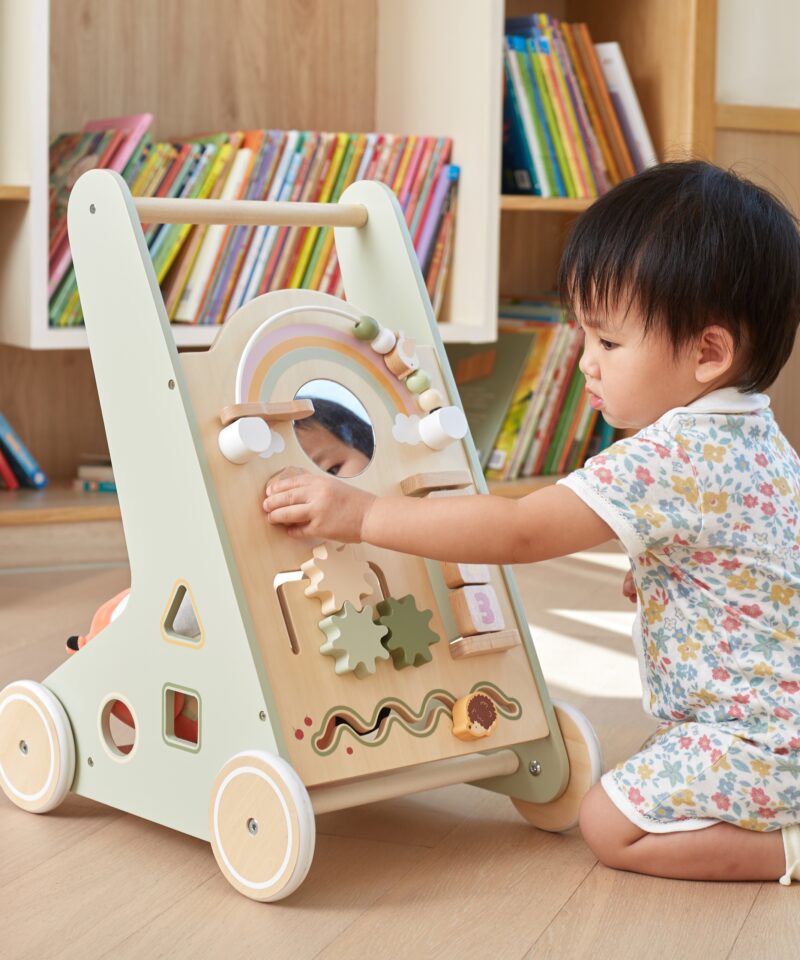 Vikerkaarevärvilised helmed ja peegel