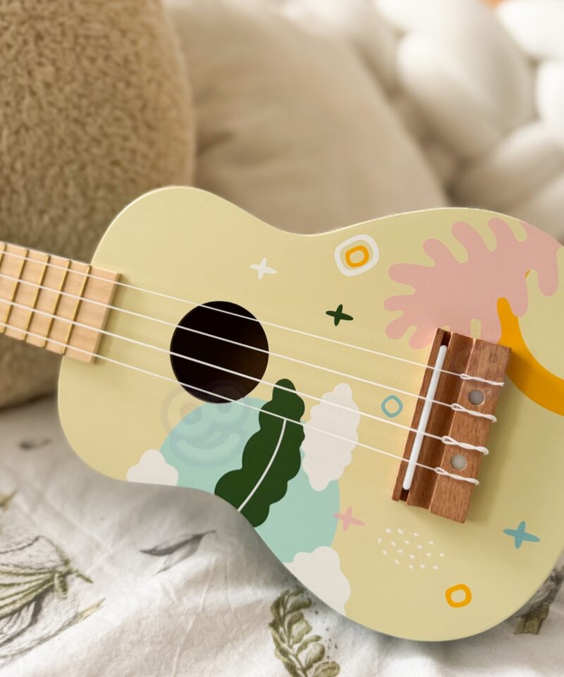 Kaunis roosa viimistlus puidust ukulelel