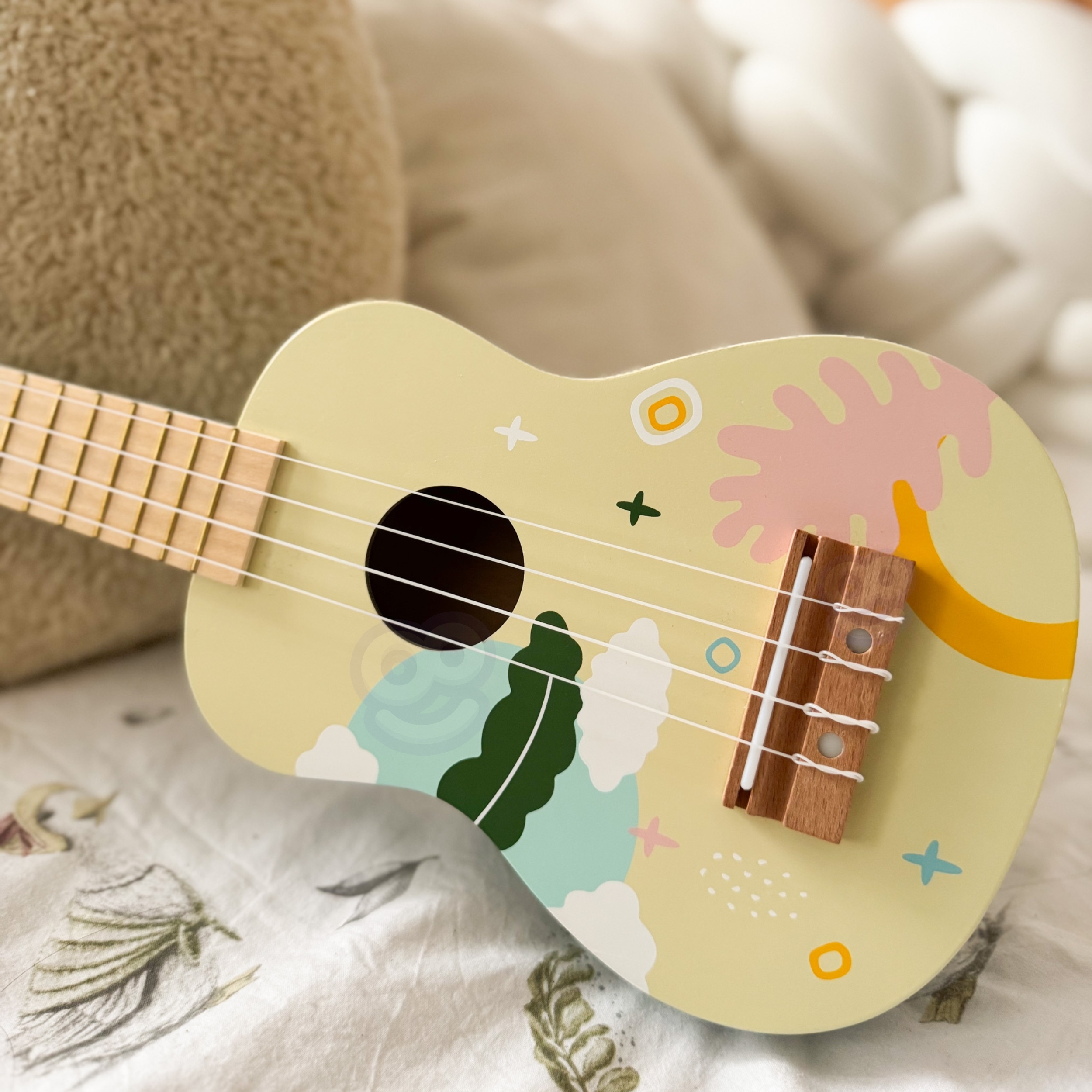 Kaunis roosa viimistlus puidust ukulelel