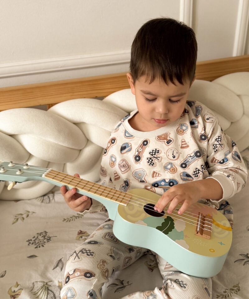 Lastele mõeldud ukulele koos nootide raamatuga