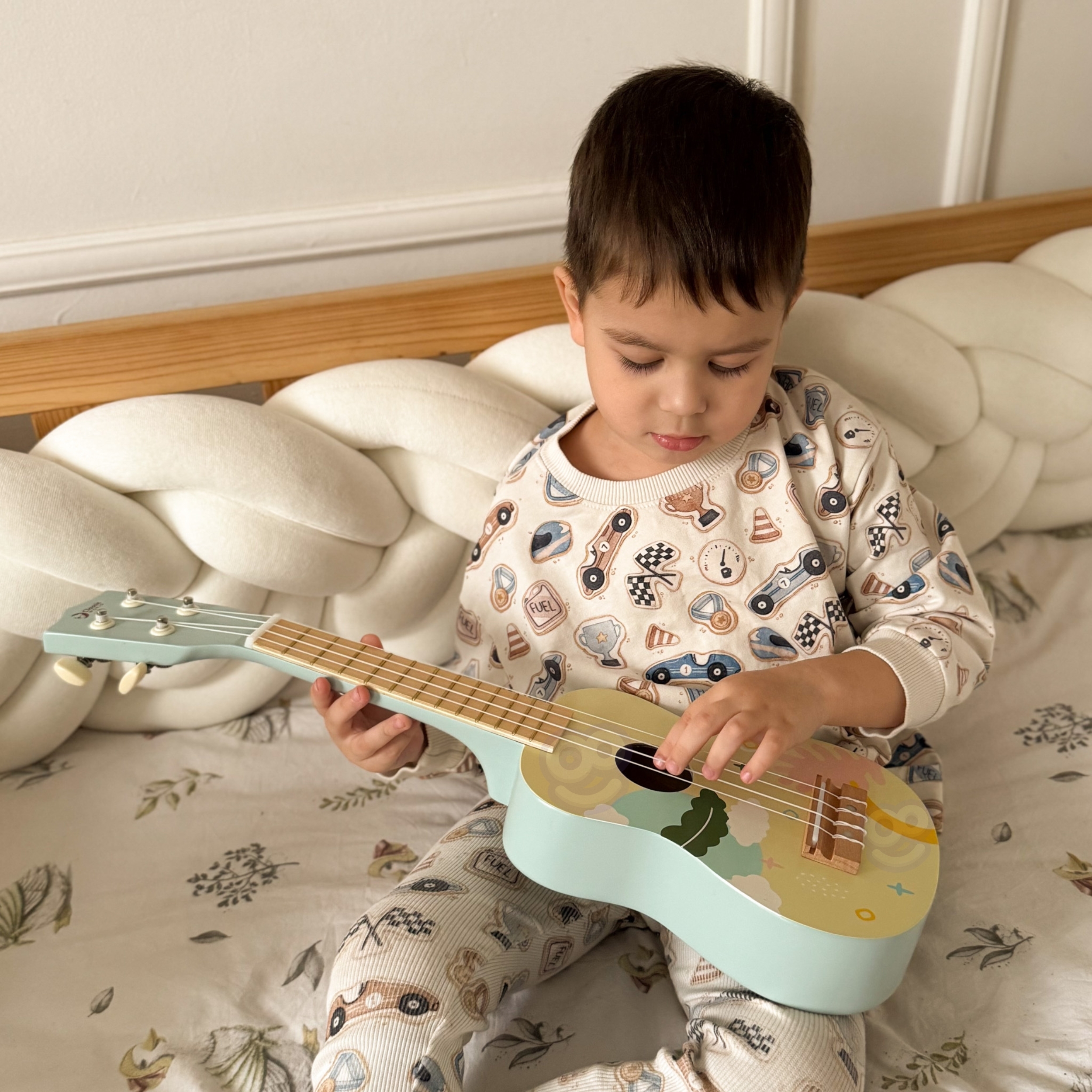 Lastele mõeldud ukulele koos nootide raamatuga