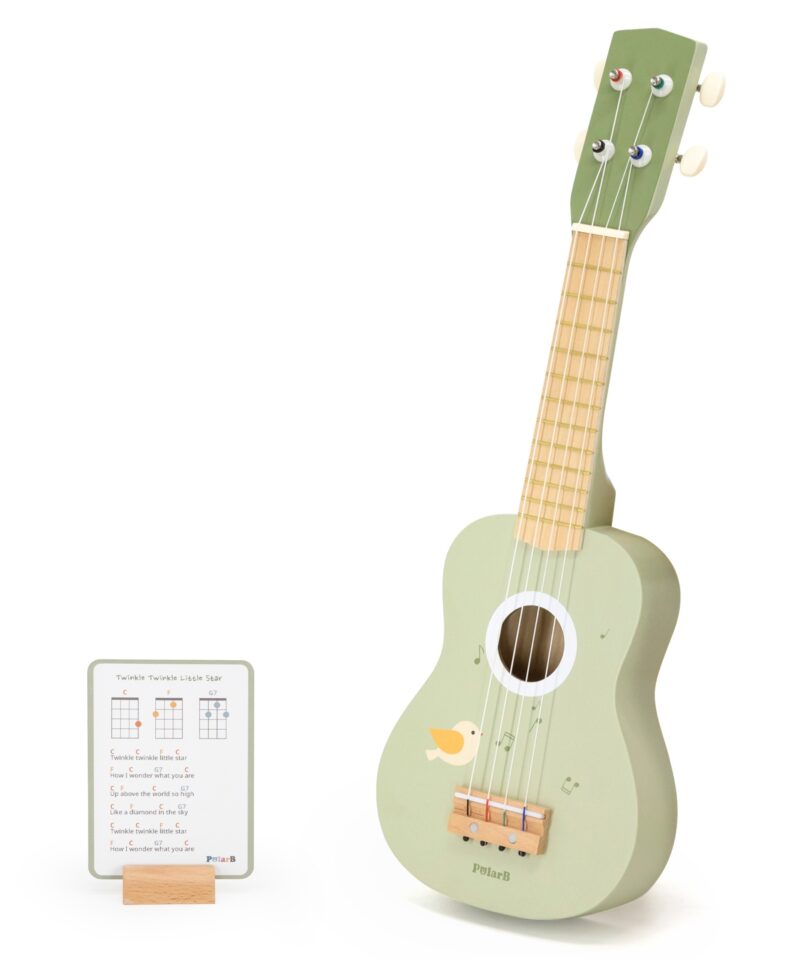 Laste puidust ukulele lapse käes