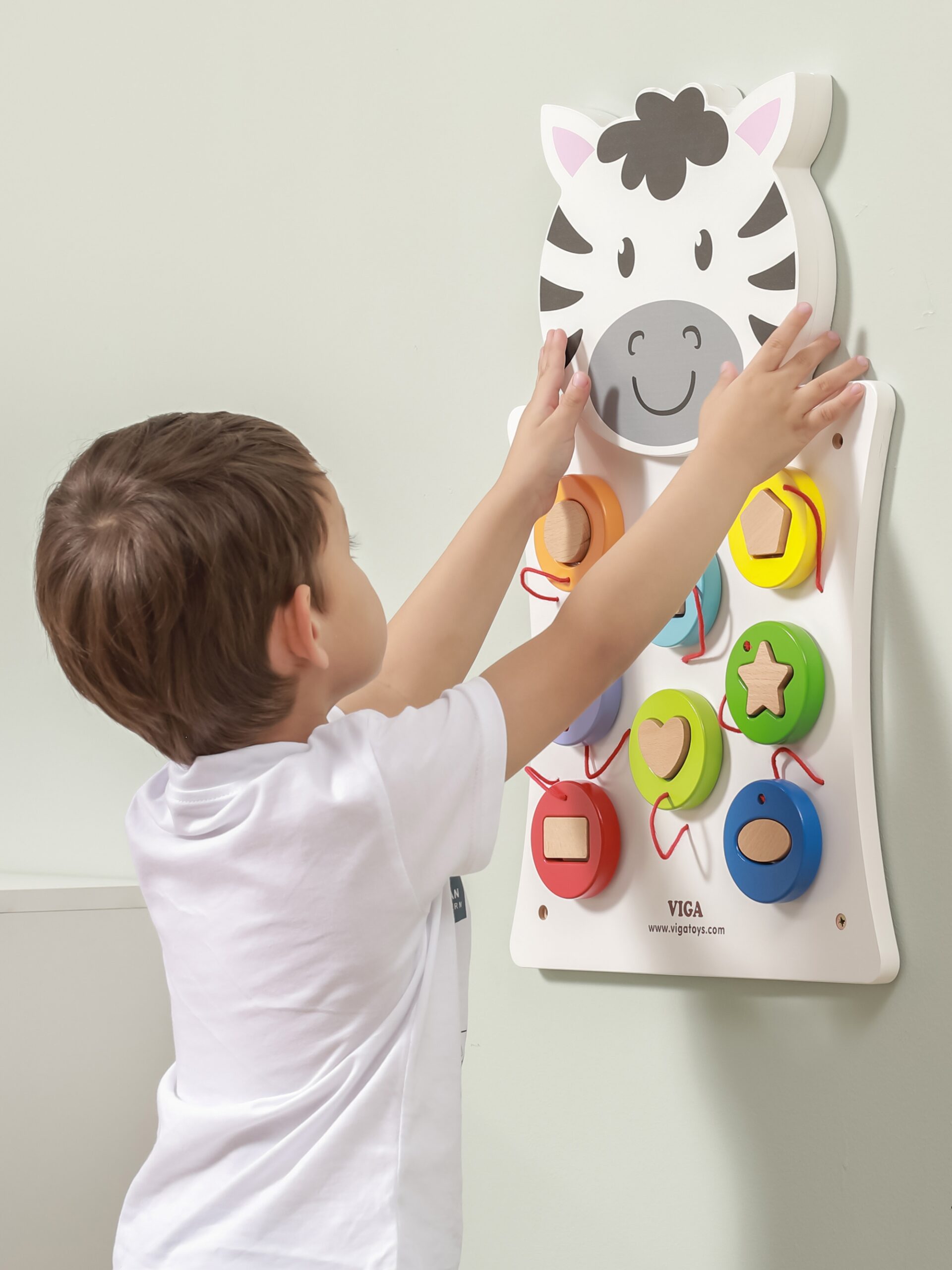 Seinale paigaldatav manipuleerimislaua mäng