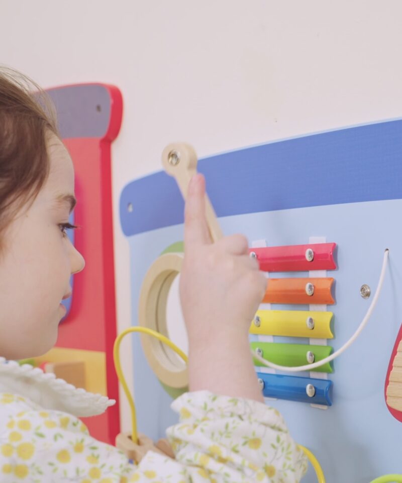 Interaktiivne puidust mängurong lastele