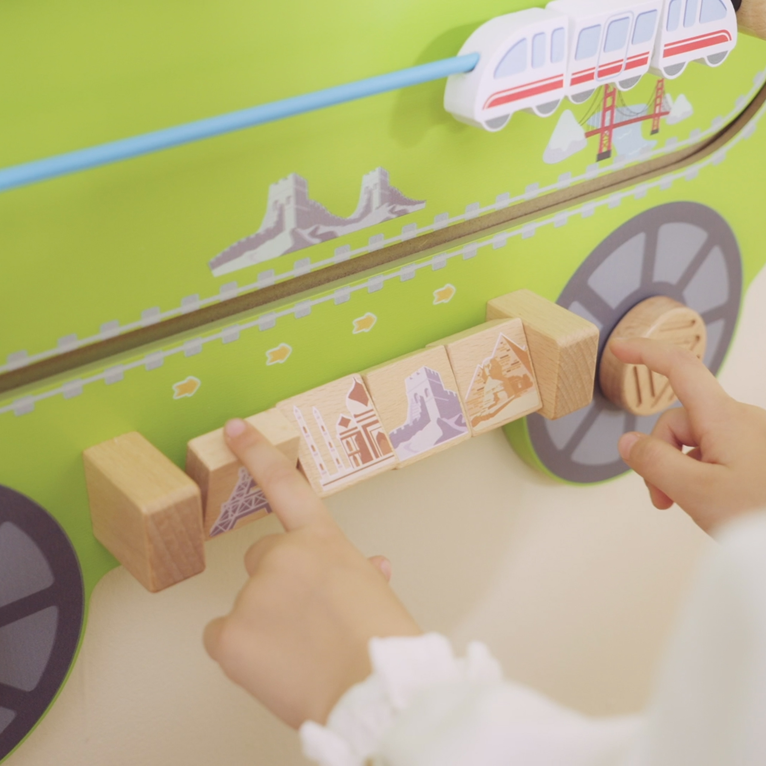 Interaktiivne puidust mängurong lastele