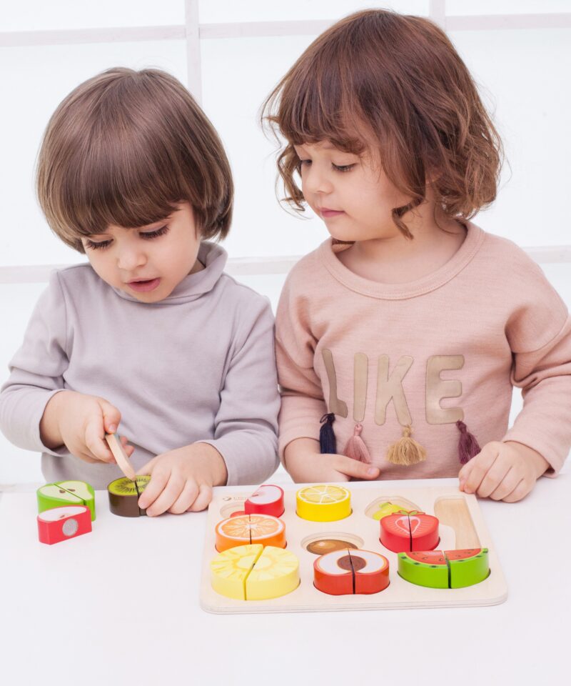 Lastele mõeldud puuviljade lõikamise mäng