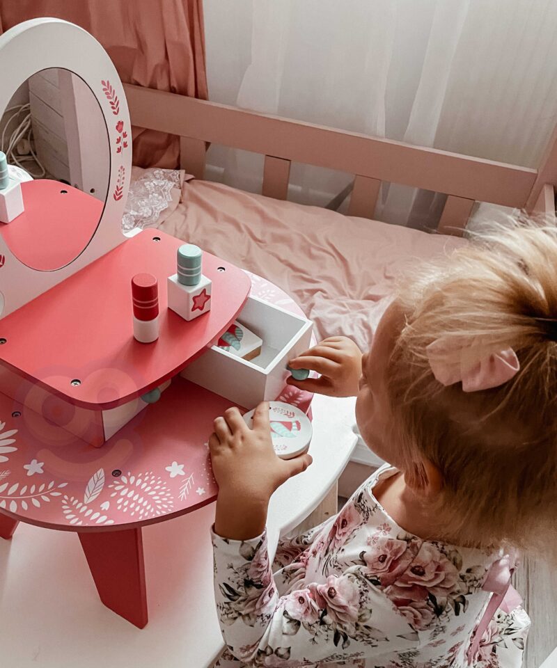 Kaunis roosa meigilaud väikestele tüdrukutele