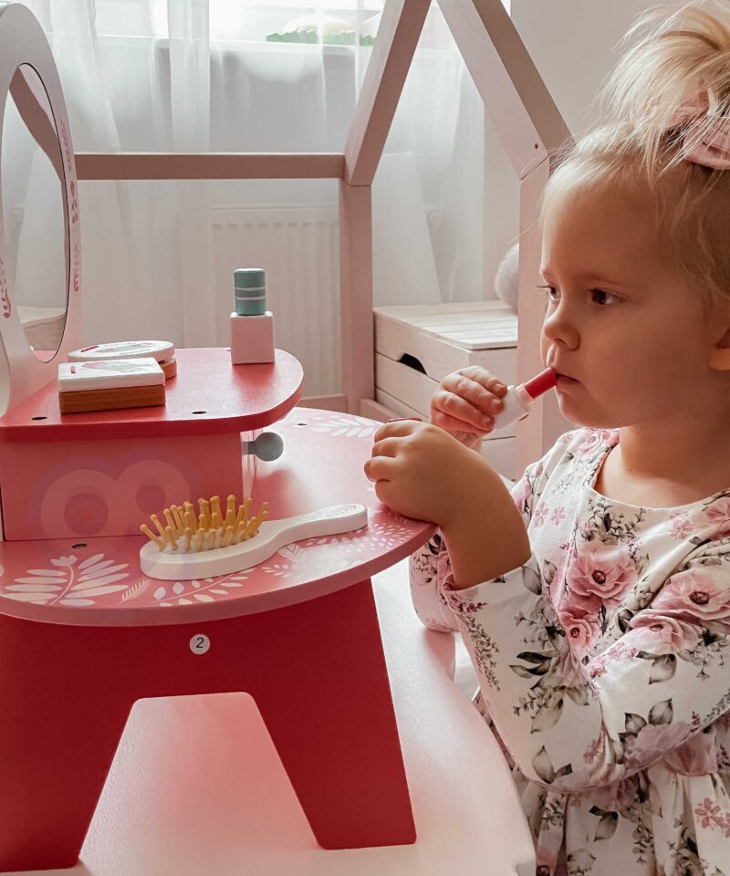 Laste meigilaud aksessuaaridega