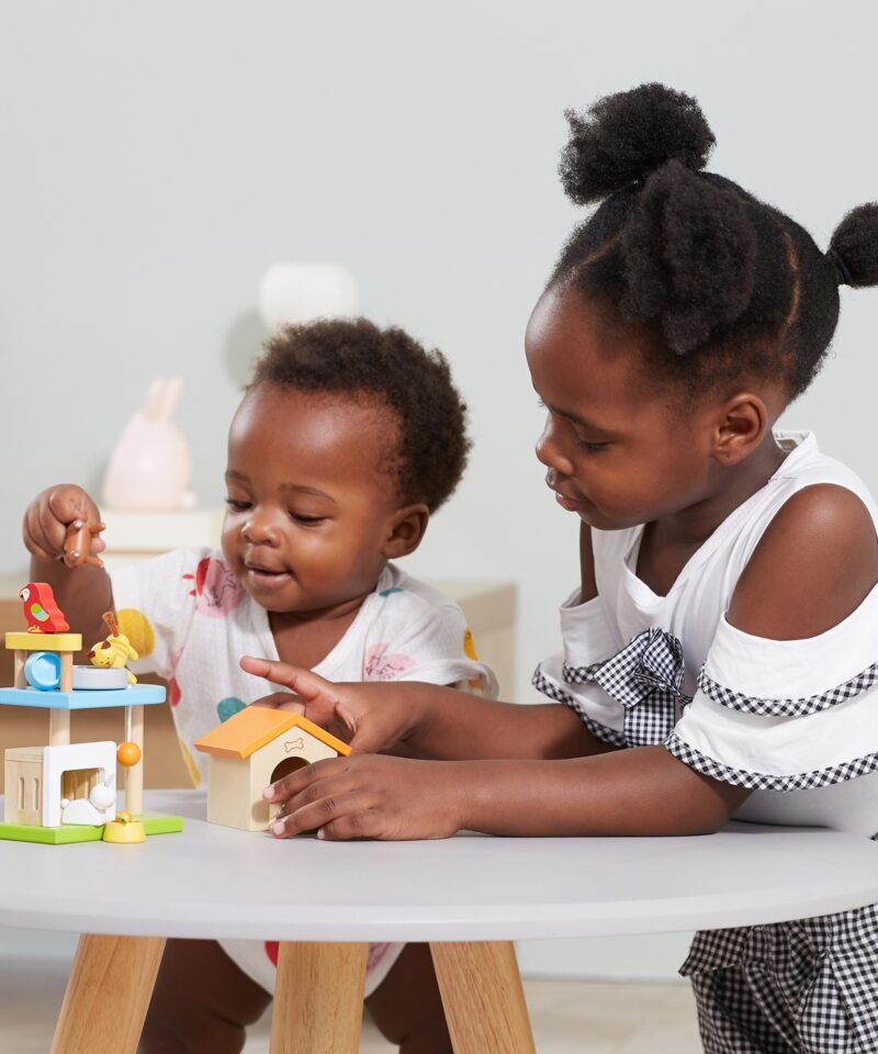 Jänes puidust mängukomplektis