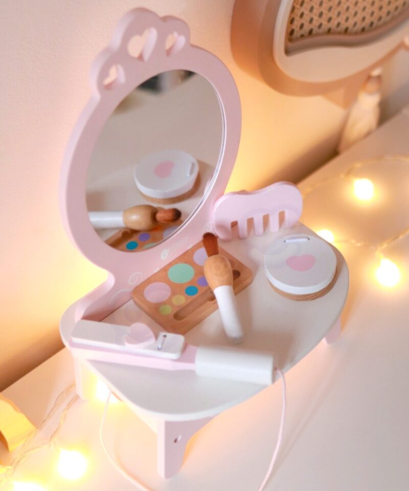 Kvaliteetne puidust tualettlaud