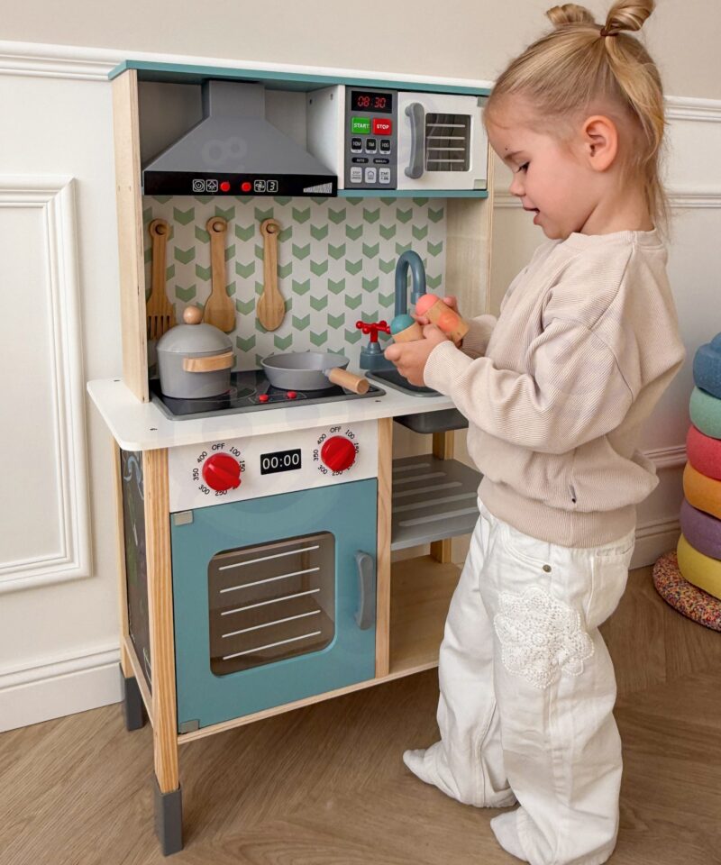 Puidust mänguköök kaasaegse disainiga