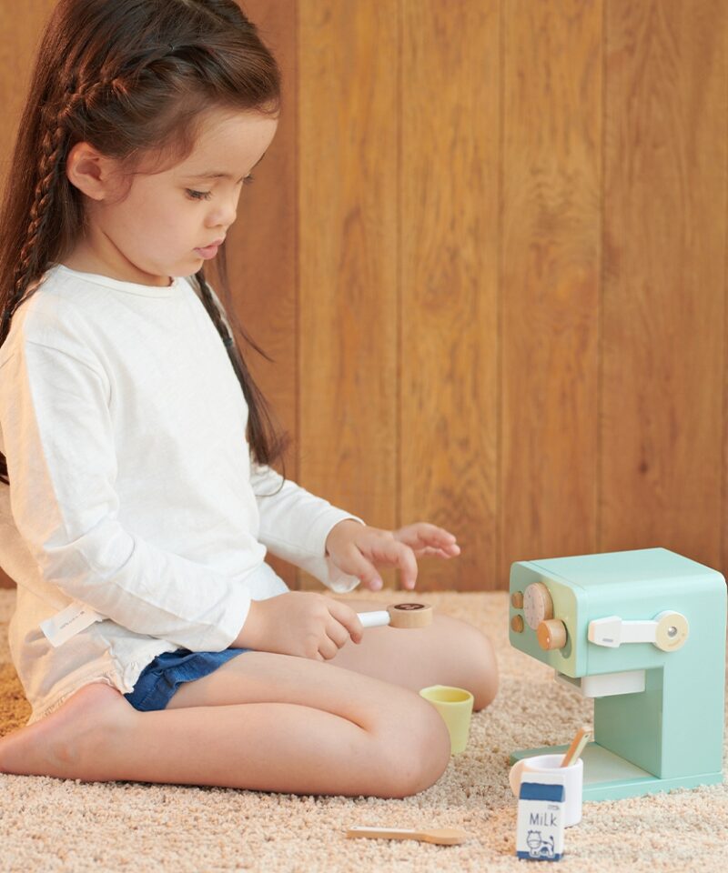 Puidust kohvimasin koos tarvikutega