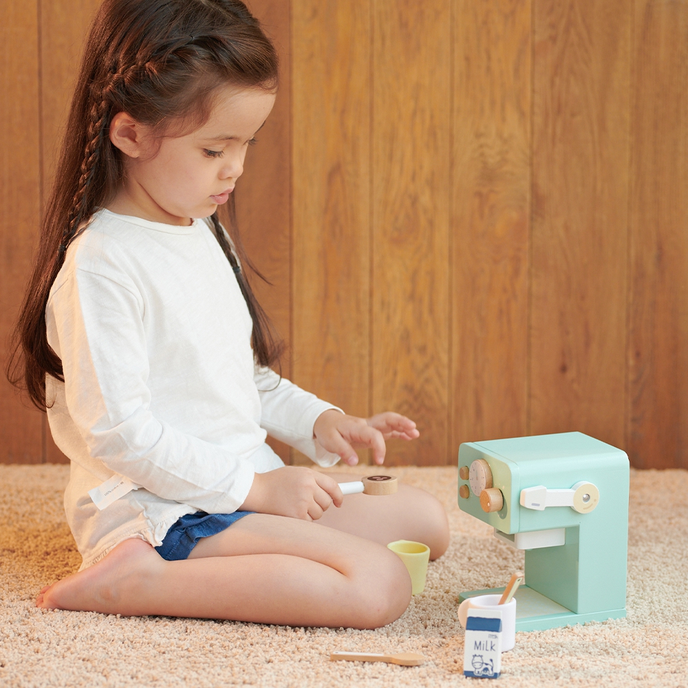 Puidust kohvimasin koos tarvikutega