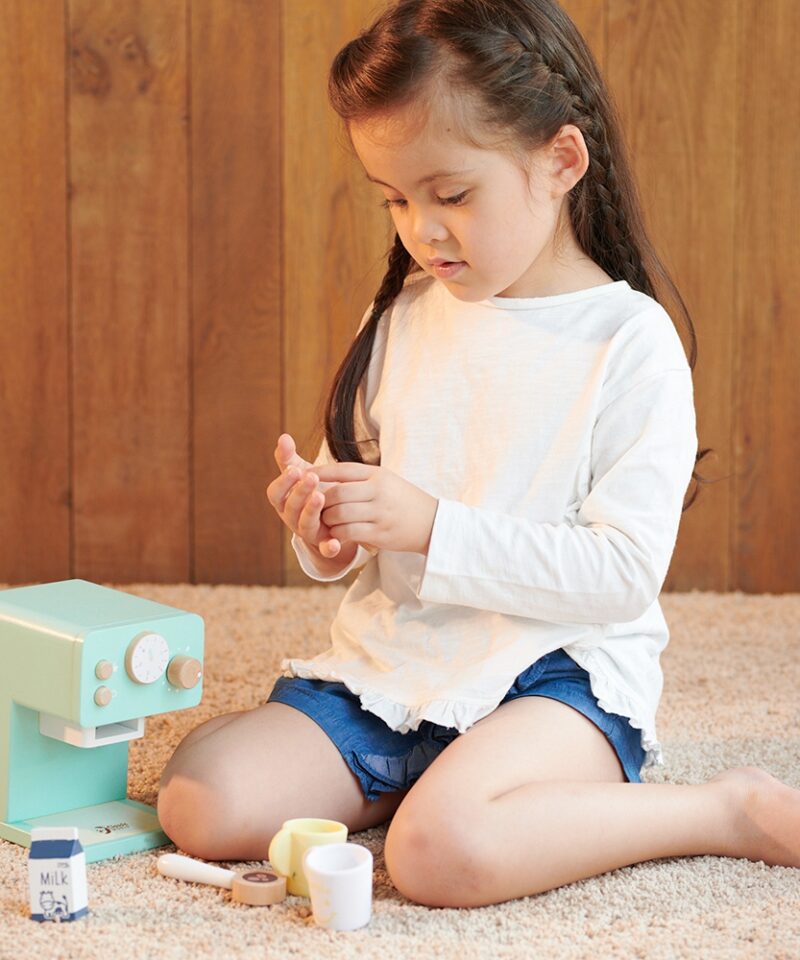 Puidust kohvimasin koos tarvikutega