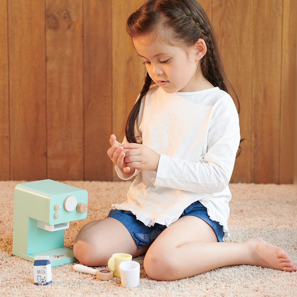 Puidust kohvimasin koos tarvikutega