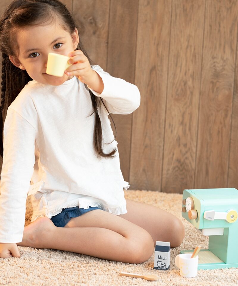 Puidust kohvimasin koos tarvikutega